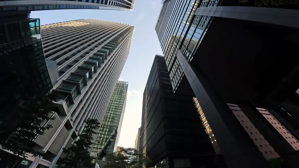 Rascacielos de un distrito financiero vistos desde abajo